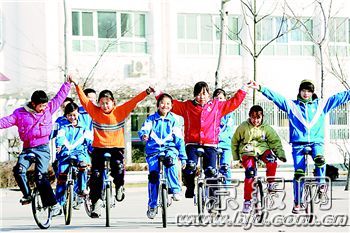 庙城小学课间活动-独轮车